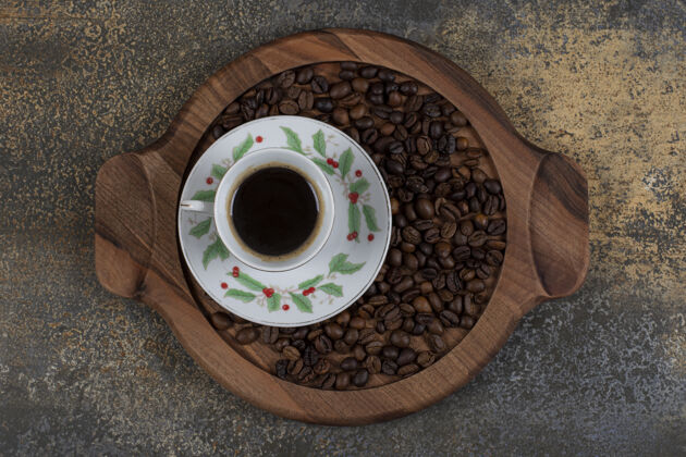 浓缩咖啡一杯香浓咖啡 咖啡豆放在木板上香味美味咖啡豆
