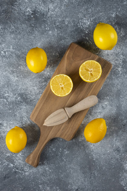 多汁用木铰刀把整个柠檬切成片酸橙黄色成熟