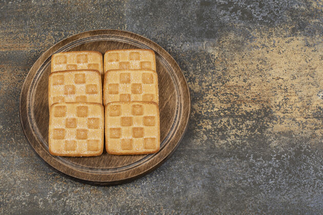 脆的方块饼干放在木板上脆的营养方格