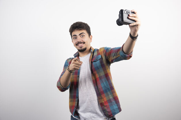 摄影用相机以积极的态度拍摄他的自拍男性男人工具