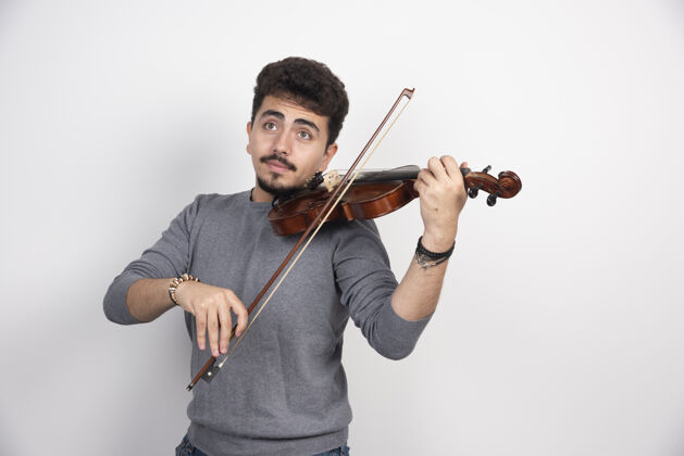 男人音乐家用小提琴演奏了一首浪漫的经典乐曲男人年轻姿势
