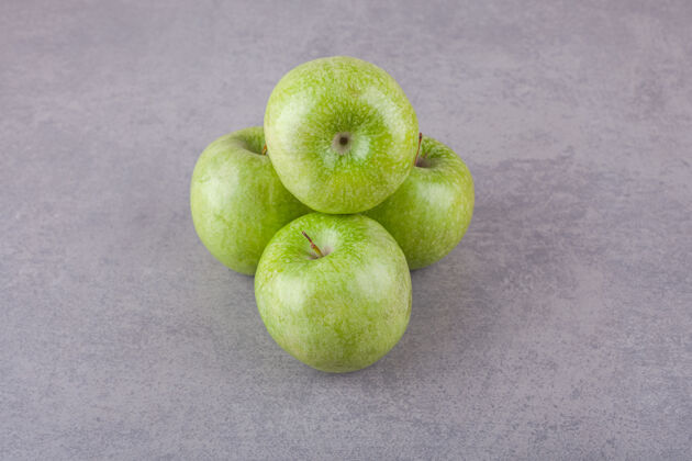 有机放在石头表面的新鲜成熟的青苹果苹果成熟营养