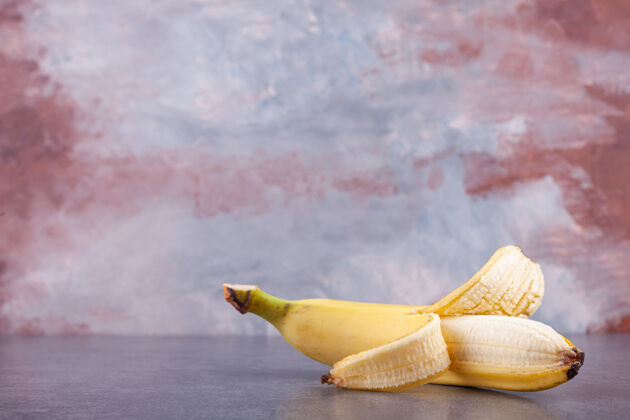 熟的一个成熟的黄色香蕉放在石头背景上背景新鲜小吃