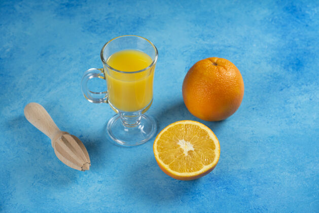 橙子一杯蓝色的橙汁水果营养水
