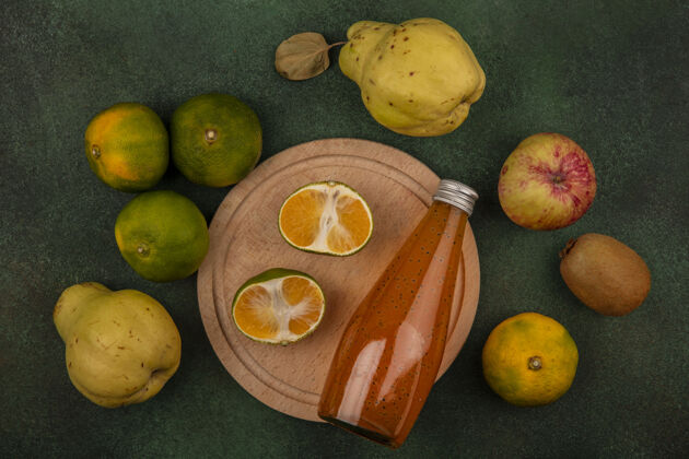 切片站在架子上俯瞰橘子片 上面放着梨 苹果 猕猴桃和一瓶果汁水果立场苹果