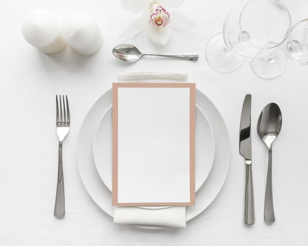 桌子平铺的春季菜单模拟盘与蜡烛和餐具花顶视图春天