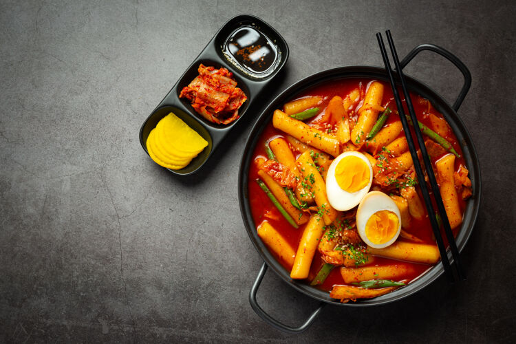 旅游黑板背景的韩国传统美食午餐鸡蛋膳食首尔