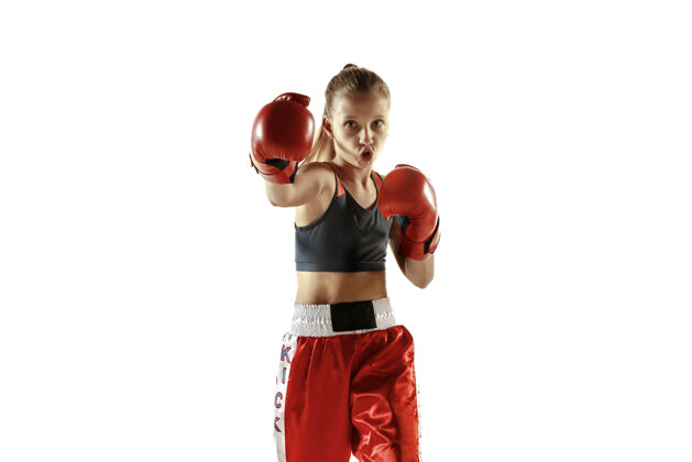 手套年轻的女子跆拳道拳击手在白墙上孤立地训练穿着红色运动服的白人金发女孩练习武术运动的概念 健康的生活方式 运动 动作 青春身体女性自信