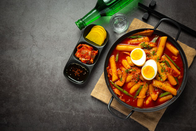 横黑板背景的韩国传统美食午餐美食红色筷子