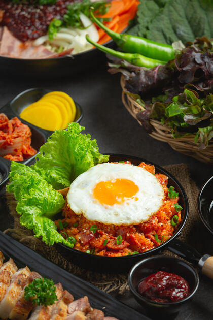 韩国韩国菜泡菜炒饭配煎蛋东方抗氧化剂筷子