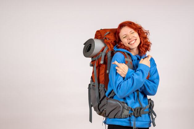 女人女游客背着背包上山旅游背包肖像女游客