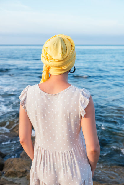 风景在海边放松的年轻女性的选择性聚焦镜头自然女性海边