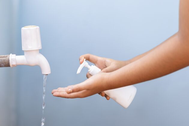 人类女人从手压瓶里往手里倒肥皂清洁健康全球