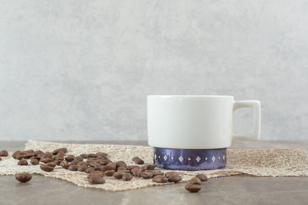 浓咖啡咖啡杯和咖啡豆放在大理石桌上咖啡豆咖啡粗麻布