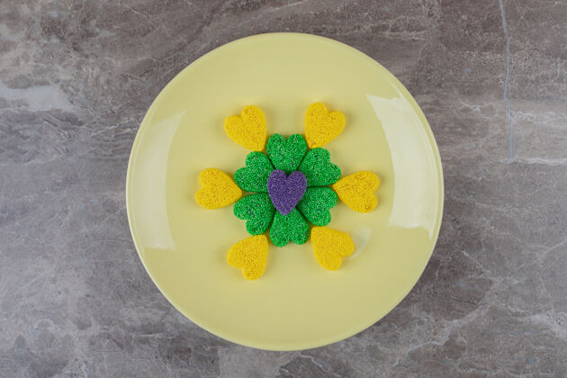 配料绿色和黄色的饼干 在盘子上 在大理石表面盘子面粉饼干