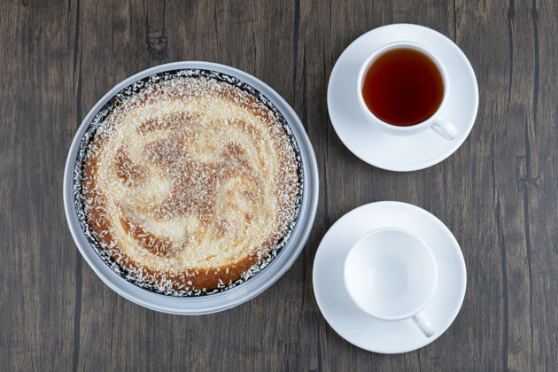 茶一盘美味的馅饼和一杯红茶放在木桌上整个烘焙面包房