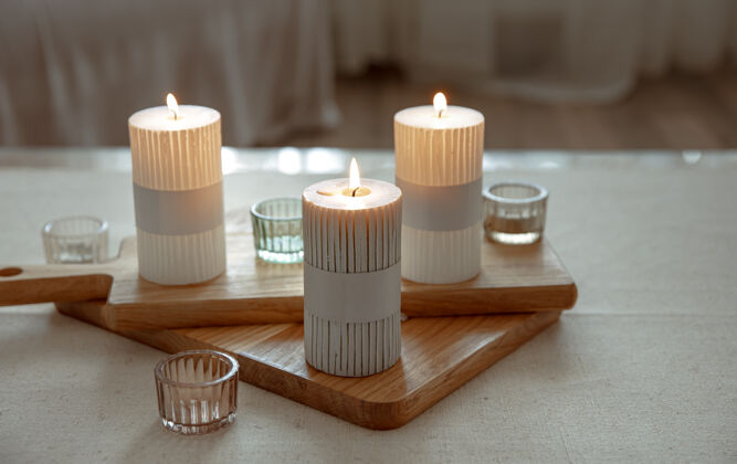 桌子家庭静物与燃烧蜡烛作为家居装饰细节布景房间棕色
