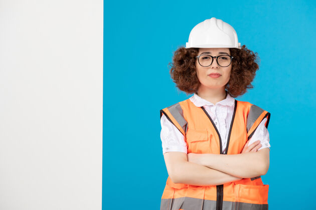女建筑工人前视图穿着蓝色制服的女建筑工人工作人制服