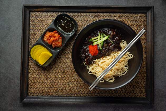碳水化合物韩国食品；酱姜面或豉汁面筷子蛋白质辣椒