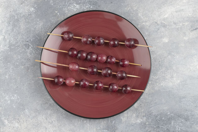水果一个红色的盘子 上面放着熟透的新鲜葡萄甜点食物团体