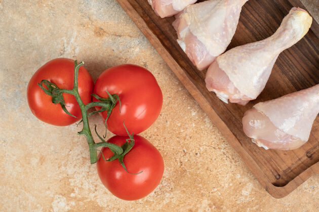 准备新鲜西红柿配生鸡腿木板晚餐鸡肉午餐