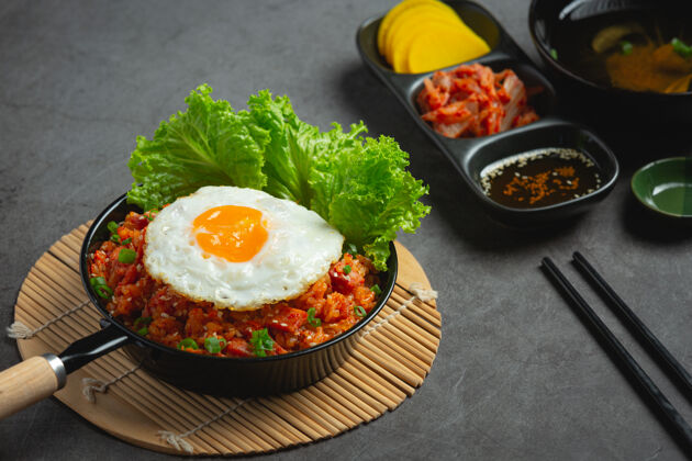 抗氧化剂韩国菜泡菜炒饭配煎蛋蛋白质传统韩国
