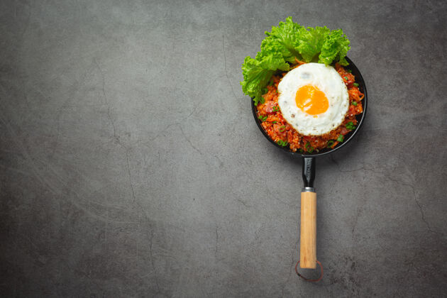 鸡蛋韩国菜泡菜炒饭配煎蛋东方碳水化合物餐厅