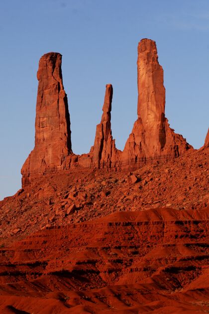 亚利桑那州美国犹他州奥尔加托纪念碑山谷砂岩岩层的美丽垂直拍摄美国犹他州风景