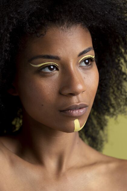 化妆非洲女人的美丽肖像 带着民族的妆容美女土著非洲民族