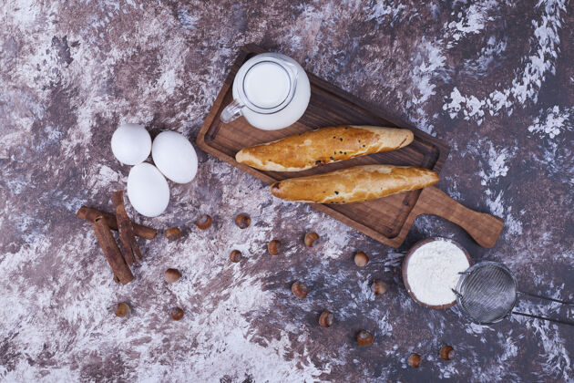 咖啡馆放在木盘里的法式面包 配料放在一边 俯视图高质量照片餐厅地壳肉桂