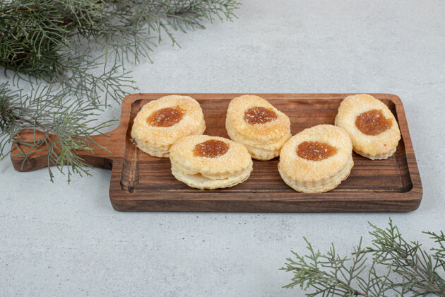 食品木头砧板上的果酱甜饼糕点木头饼干