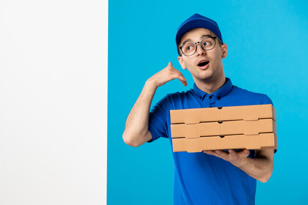 男信使正面图：穿着蓝色制服的男快递员 蓝色的披萨盒盒子人服务