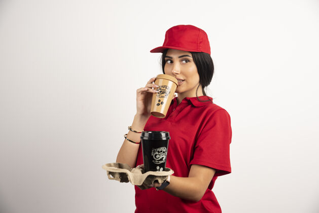 送货员口渴的信使喝着一杯咖啡高品质的照片咖啡女展台