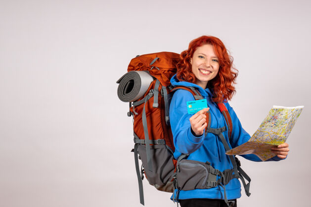 高山女游客带着背包和地图去山里旅游年轻人度假