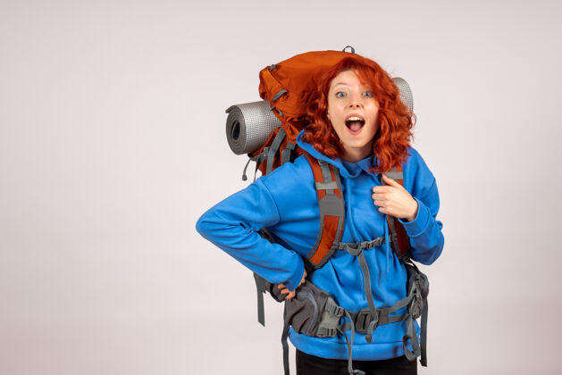 年轻女游客背着背包上山旅游女游客女人人