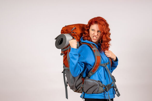 年轻女游客背着背包上山旅游成功成人女人