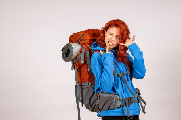 微笑女游客背着背包上山旅游肖像年轻自然