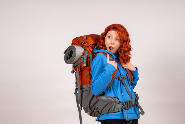 成人女游客背着背包上山旅游女人年轻女游客