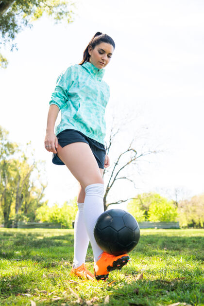 专注年轻女子练习足球技巧和玩足球把戏的画像年轻运动员乐趣