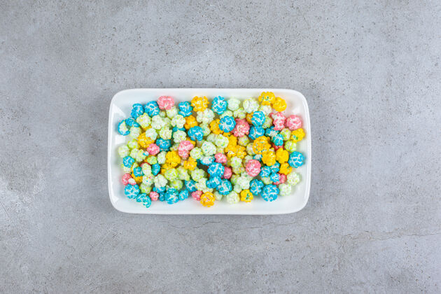 糖果大理石背景上的一盘甜爆米花糖果高品质照片糖尿病零食爆米花