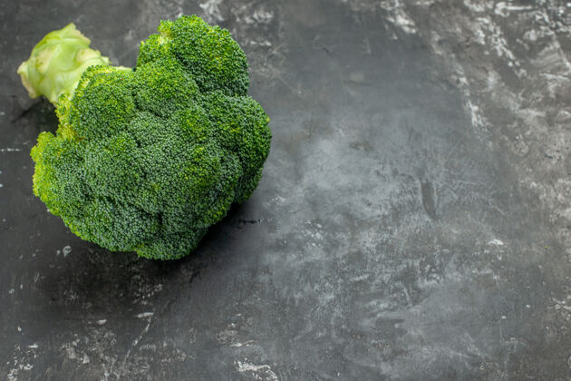 烹饪灰色餐桌上美味健康的新鲜西兰花侧视图营养生的配料
