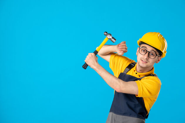 头盔正面图：男建筑工人穿着制服 戴着蓝色锤子的头盔高尔夫球手帽子球员