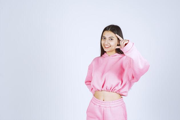 女人穿着粉色睡衣的女孩 展示产品的估计数量或尺寸人休闲人类