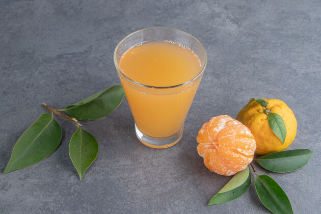生的一杯带叶子的橘子汁新鲜柑橘多汁