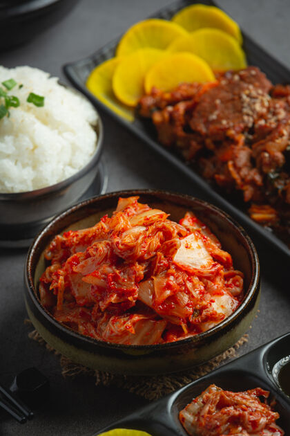 韩国菜泡菜可以在碗里吃准备酱红色