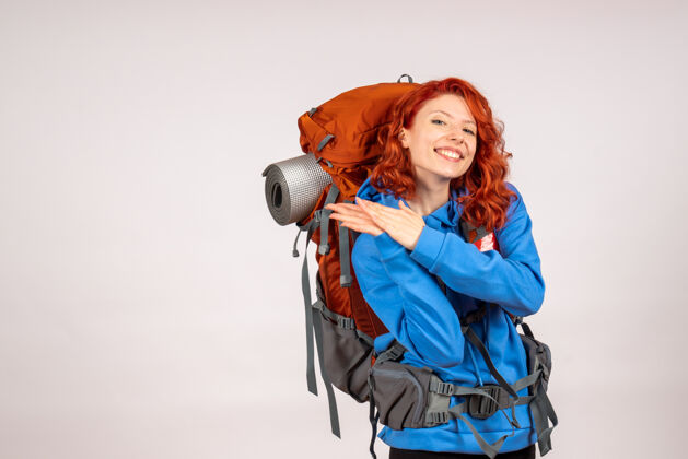情感女游客背着背包上山旅游肖像自然人