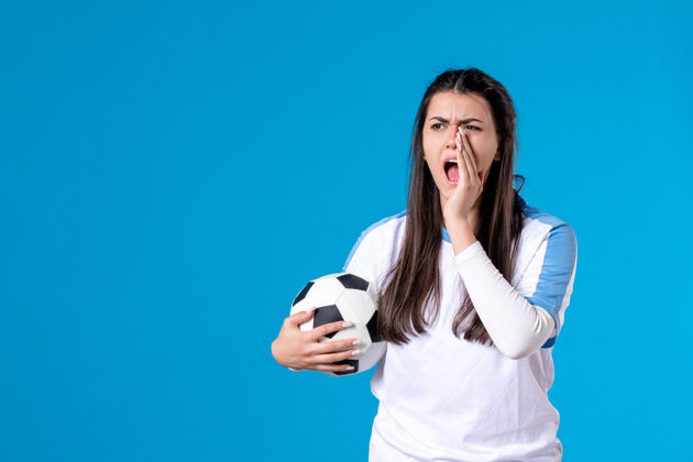 球队前视图尖叫的年轻女子拿着足球在蓝色足球足球青少年