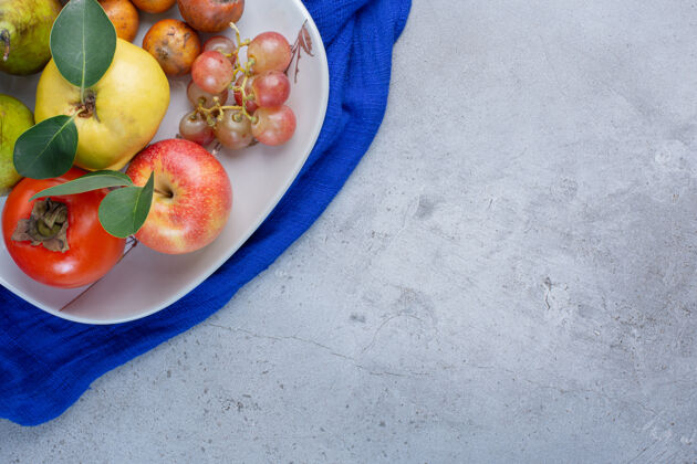 配料开胃水果拼盘 蓝色桌布 大理石背景新鲜梨天然