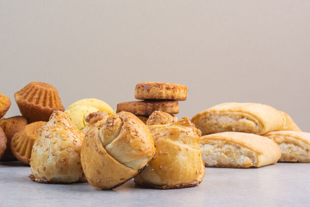 饼干各种美味的酥饼 放在大理石上短面包松饼美味