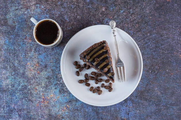 切片咖啡和巧克力蛋糕片的俯视图早餐杯子食物